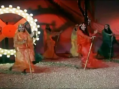 સેક્સ-સ્લેવ જમીન પર  ...